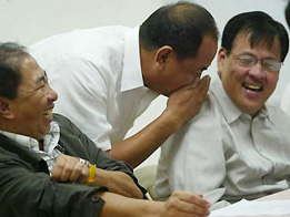 DILG Secretary Jesse Robredo (right) shares a light moment with officials of the mayors' and governors' leagues during a meeting on budget and project funding disclosures on Tuesday. GMANews.TV 