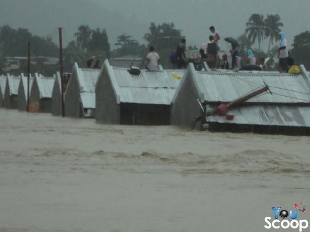 Residents on top of their houses waiting to be rescued (Photo by Vincent Manchus)