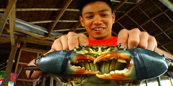 Crabs at Hinatuan Fish Cage Restaurant near Enchanted River - Biyahe ni Drew Bislig