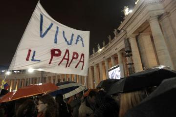 Pilgrims cheer election of new pope at St. Peters Square