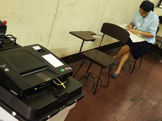 Pinoys cast their vote for 2013 midterm elections
