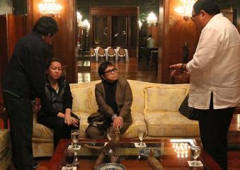 Janet Napoles surrenders to PNoy