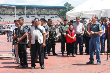 PNoy visits evacuees at Zambo grandstand