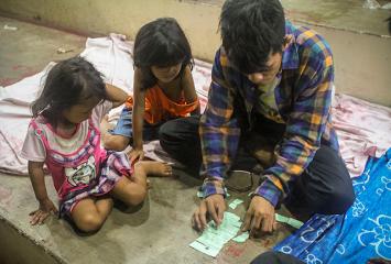 Zambo evacuees treasure DSWD meal cards
