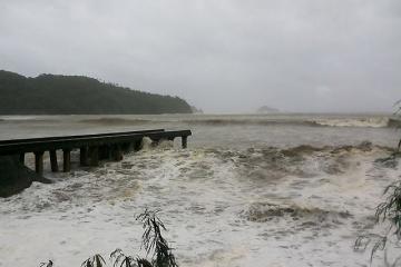 Yolanda spawns big waves in Catanduanes