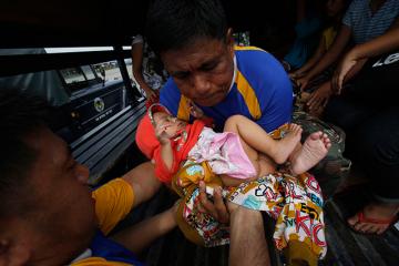 Yolanda survivors arrive in Manila