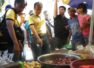 PNoy, Mar inspect prices of goods at Leyte market