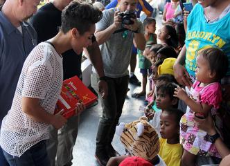 US singer Alicia Keys visits Yolanda survivors at Villamor Airbase