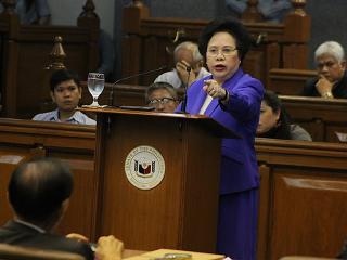 Miriam rages at Enrile, calls him womanizer