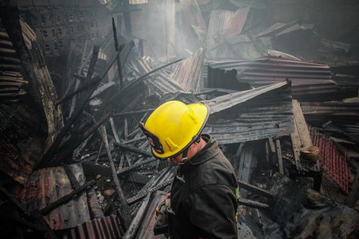 100 families lose homes, firefighter hurt in Brgy ValenciaQC fire