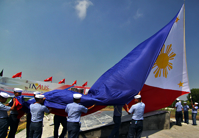 Kailan iwinagayway ang watawat ng Pilipinas na nakaibabaw ang pula