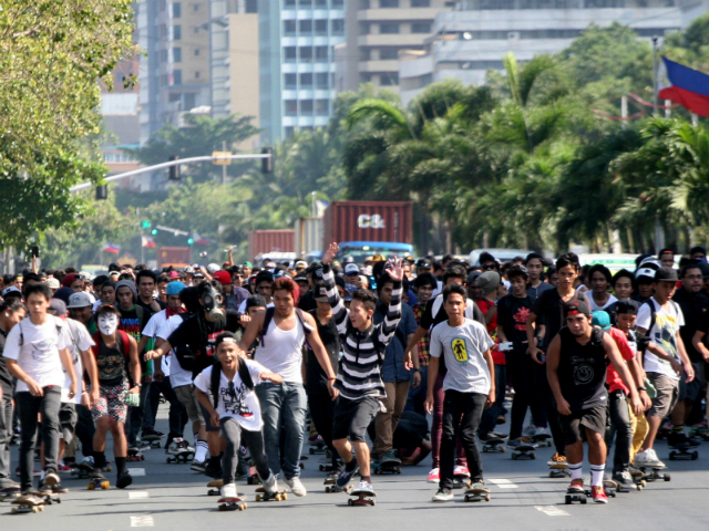 Hundreds Roll Out On Roxas Blvd For Go Skateboarding Day