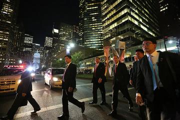 PNoy takes a walk in New Yorks concrete jungle
