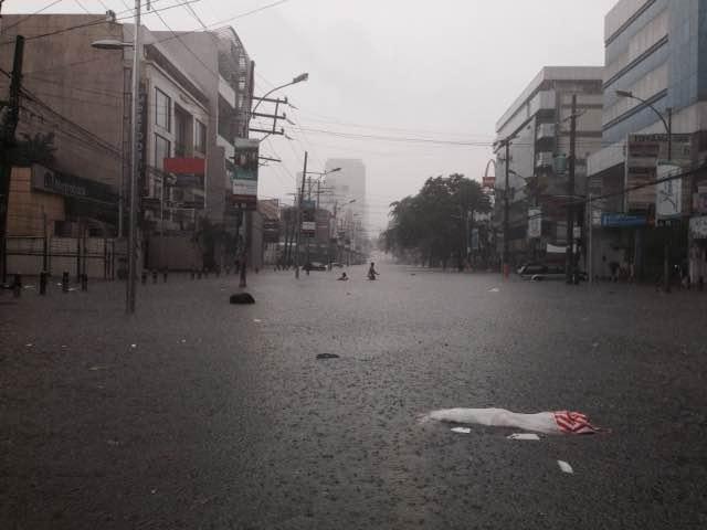 Floods Render Espana Boulevard Impassable Lrt Mrt Remain Operational
