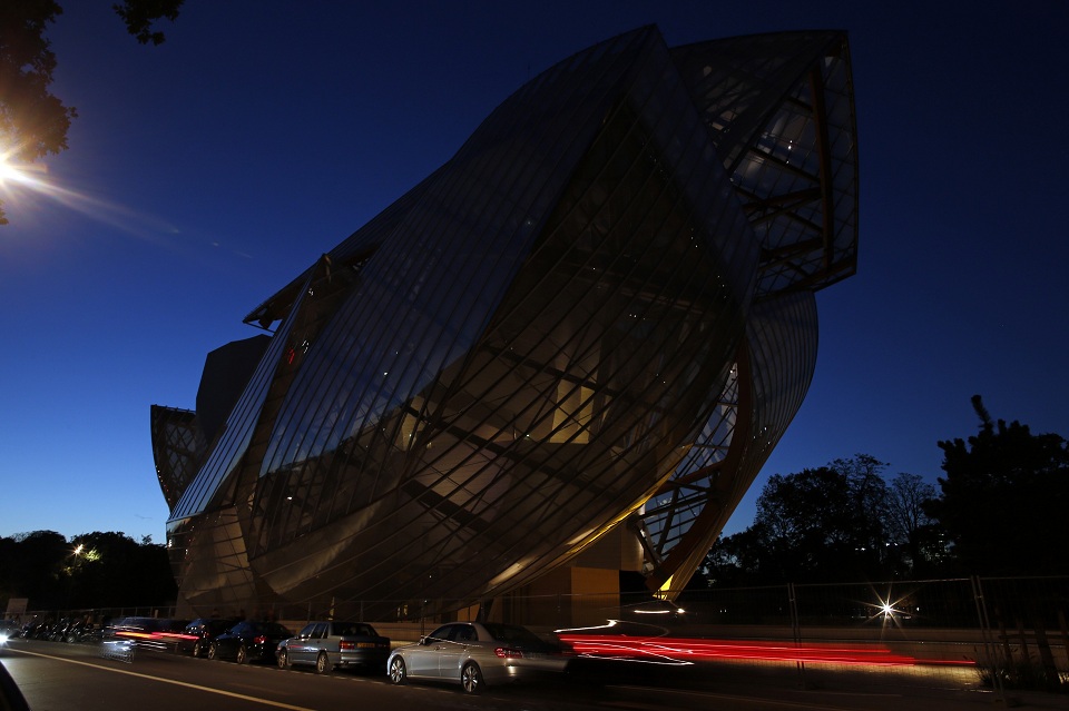 Gehry's Louis Vuitton Art Museum Sails Onto Paris Skyline