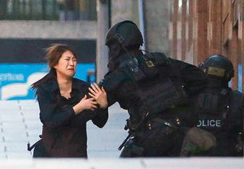 5 hostages run out of Sydney cafe where hostage-taker is holed up