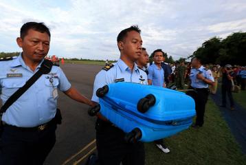 Bad weather hampers search for AirAsia wreckage after debris.