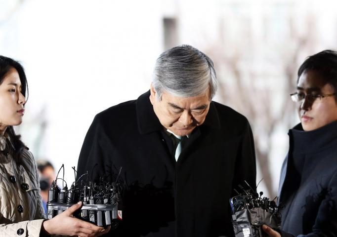Korean Air Lines chairman Cho Yang-ho bows as he arrives to testify at the second court hearing of his daughter Cho Hyun-ah, also known as Heather Cho, at the Seoul Western District court in Seoul January 30, 2015, over her outburst over the way she was served nuts. REUTERS/Kim Hong-Ji