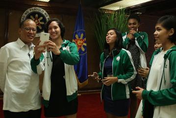 PNoy poses for a selfie with DLSU Lady Spikers