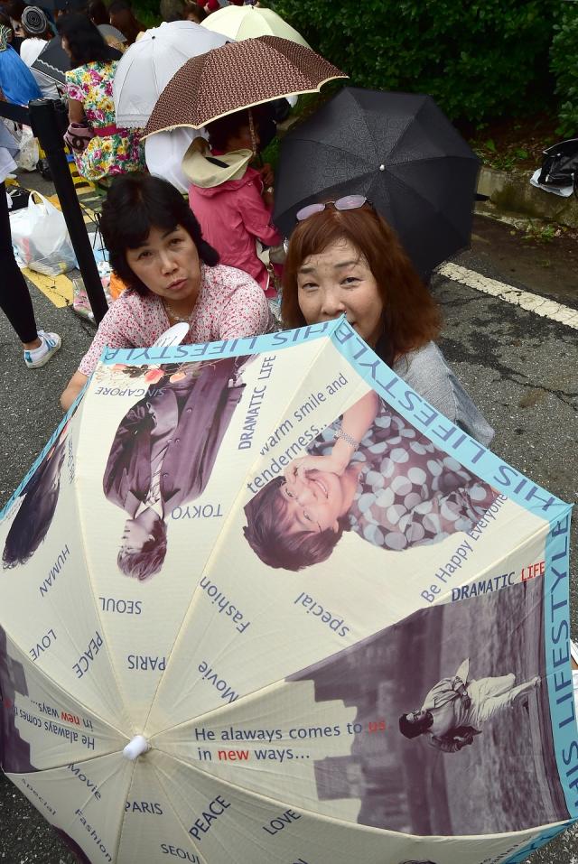 Japanese Fans Stake Out Wedding Of Winter Sonata Star