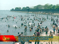 Roxas Blvd fills up with Manila Bay bathers, promenaders