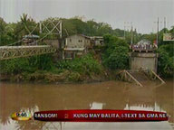 Bridge clollapses; floodwaters sweep away family on car