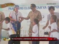 <b>Kapusong Totoo: </b>Kapuso Foundation distributes school bags to DSWD