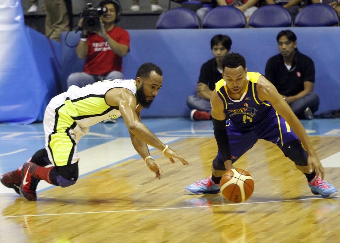 GlobalPort's Stanley Pringle and TNT's Jayson Castro battle for the loose ball. KC Cruz