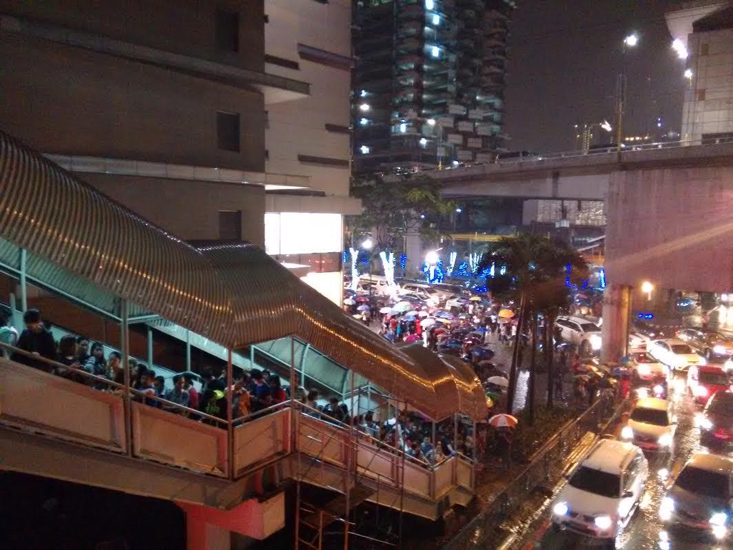 Commuters lined up at the Shaw Boulevard MRT Station on Tuesday evening amid heavy rain and slow-moving traffic along EDSA. Trisha Macas