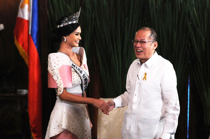 Miss Universe Pia Wurtzbach is welcomed by President Benigno Aquino III at the Presidential hall of the Malacanang Palace on Tuesday January 26. Photo by Danny Pata.