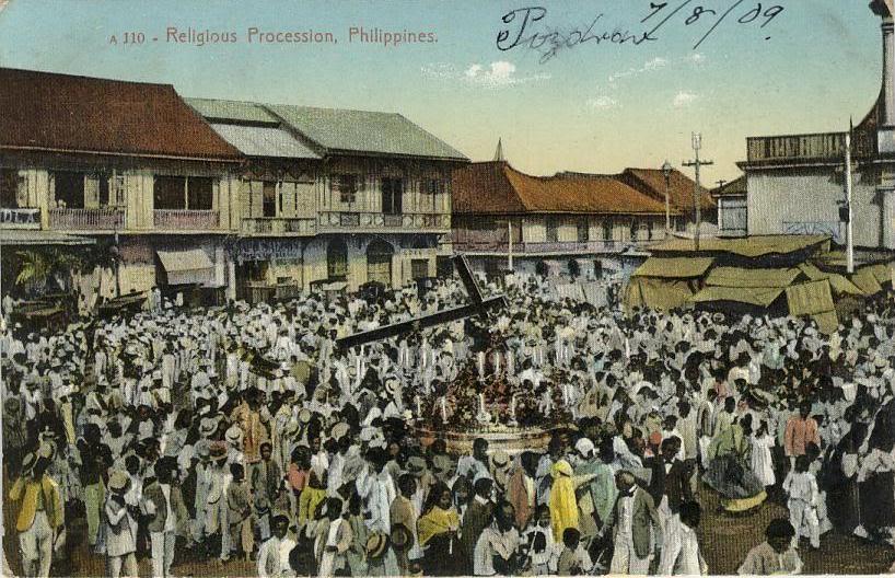 Isang postcard noong panahon ng Amerikano na nagpapakita ng prusisyon ng Itim na Nazareno habang nalalapit na sa Simbahan ng Quiapo noong January 8, 1909.