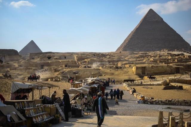 Egypt Probes Images Of Naked Couple Atop Pyramid That Sparked Uproar My Xxx Hot Girl