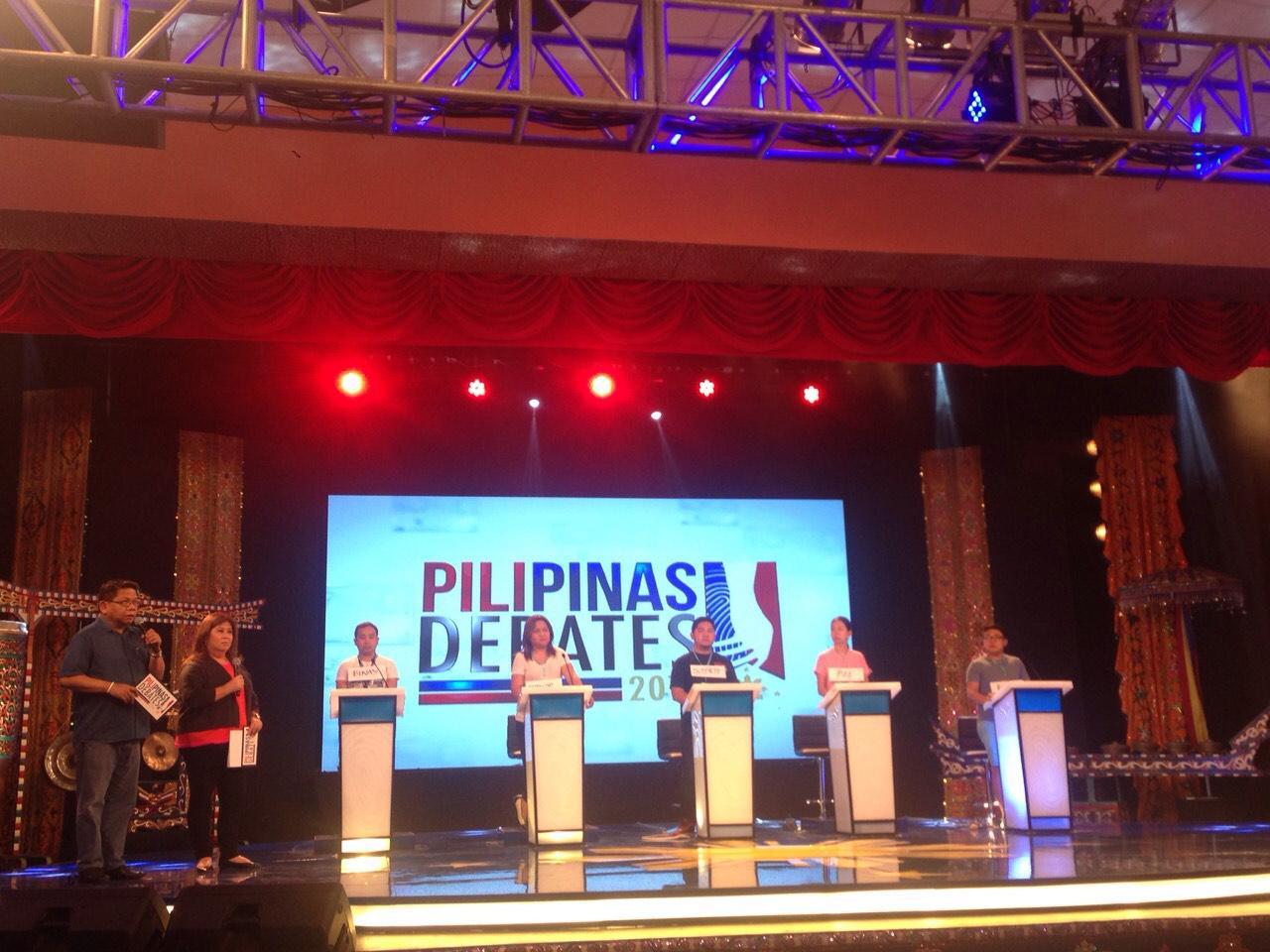 GMA News anchors Mike Enriquez and Jessica Soho with the 