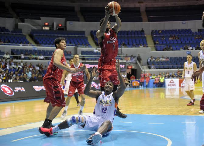 Al Thornton of NLEX sits helplessly on the paint as Mahindra's Augustus Gilchrist control the airspace. Photo by KC CRUZ, GMA News