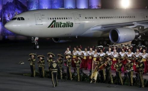 A Mariachi band plays as the plane carrying Pope Francis taxis in Mexico City. REUTERS