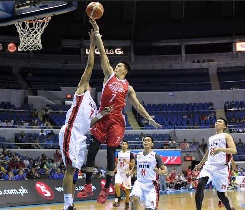 JC Intal scores on a finger roll. Photo by KC CRUZ, GMA News