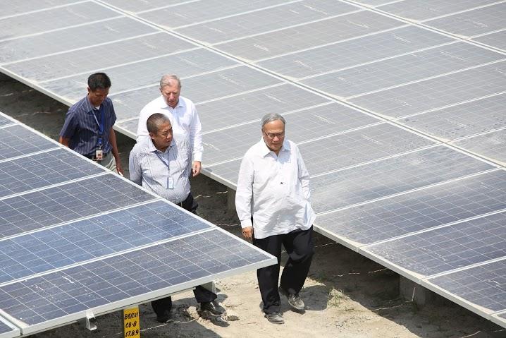 Joey P. Leviste of Mabalacat Solar Philippines, Arthur Tugade, CDC president and CEO, Arnel Casanova, BCDA president and CEO, and Robert Driscoll, president of Sindicatum Group inspect the solar panels. Photo by DANNY PATA, GMA News