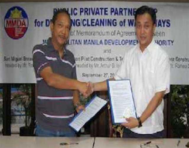 Arthur Ison shakes hands with then MMDA Chairman Francis Tolentino during the signing of the agency's partnership with the private sector on the clearing of creeks in Metro Manila in 2010. Source: MMDA website