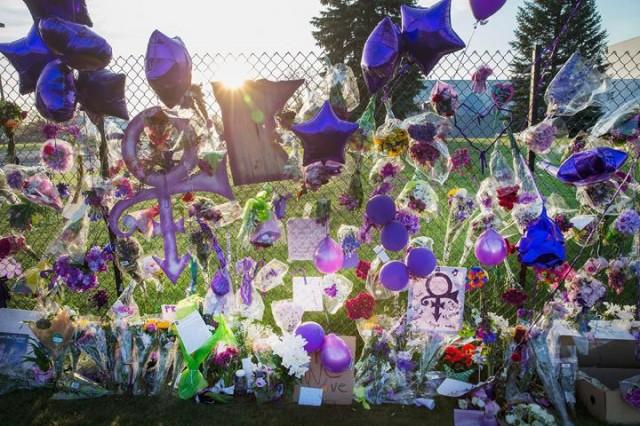 Mementos left by fans are attached to the fence which surrounds Paisley Park, the home and studio of Prince, on April 23, 2016 in Chanhassen, Minnesota. Photo: Scott Olson/Getty Images/AFP 