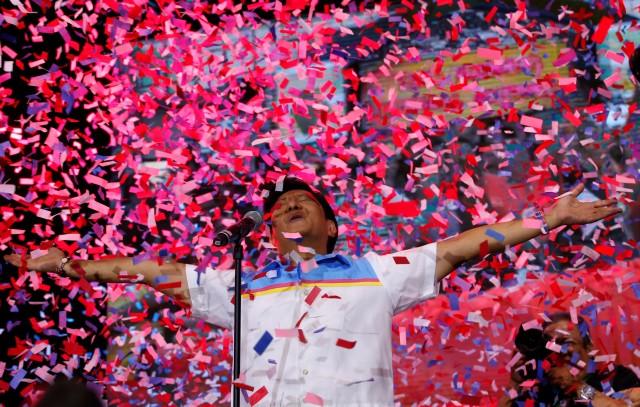 Confetti falls on Marcos during his miting de avance. Reuters/Erik De Castro
