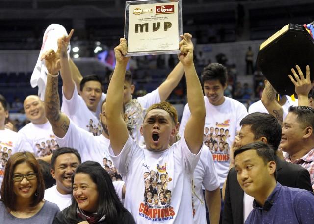Paul Lee hoists his Finals MVP award. Photo by KC Cruz