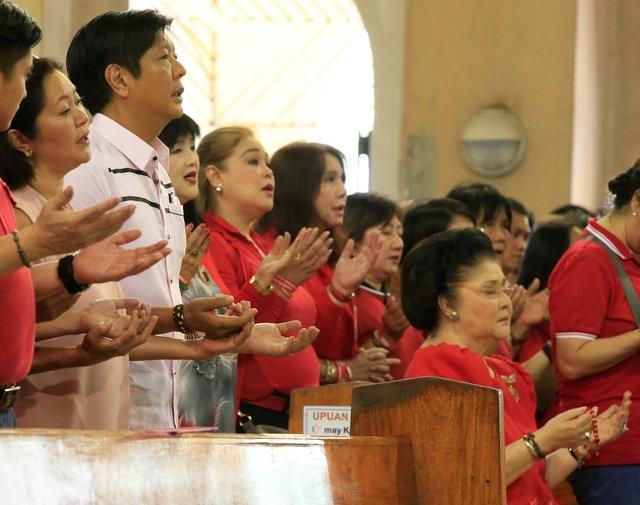 Sen. Ferdinand 'Bongbong' Marcos accompanied by his immediate family and mother, former first lady Imelda (right) in a Mass organized by his camp at the Baclaran church on Sunday. REUTERS