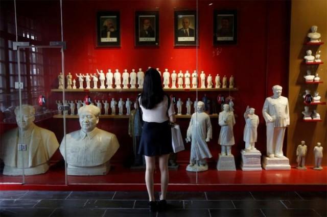 A visitor looks at a display of porcelain figures of the late Chinese Chairman Mao Zedong at Jianchuan Museum Cluster in Anren, Sichuan Province, China, May 13, 2016. Photo: REUTERS/Kim Kyung-Hoon