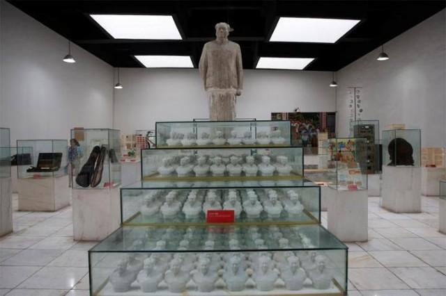 A statue and porcelain figures of late Chinese Chairman Mao Zedong are displayed at an exhibition hall at Jianchuan Museum Cluster in Anren, Sichuan Province, China, May 13, 2016. REUTERS/Kim Kyung-Hoon