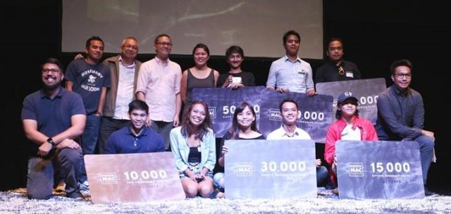 (Top row R-L) Power Mac Center Pixelworx Cinemansanas Professional category winners Jessie Villabrille (Gold Award), Edward Golla (Platinum Award), and Dylan Ray Talon (Diamond Award) with Pixelworx ambassadors Monster Jimenez, Mario Cornejo, Ricky Lee, and Yam Laranas. (Bottom row R- L) Power Mac Center Marketing Manager AG Constantino, Pixelworx Cinemansanas Student category winners Jaime Mari Morados (Platinum Award), John Raymond Ilagan and Seliada Asilo (Diamond Award), and Caitlin Casenas and Dion Floreza for Joel Griffiths (Gold Award) with Power Mac Center Marketing Director Joey Alvarez