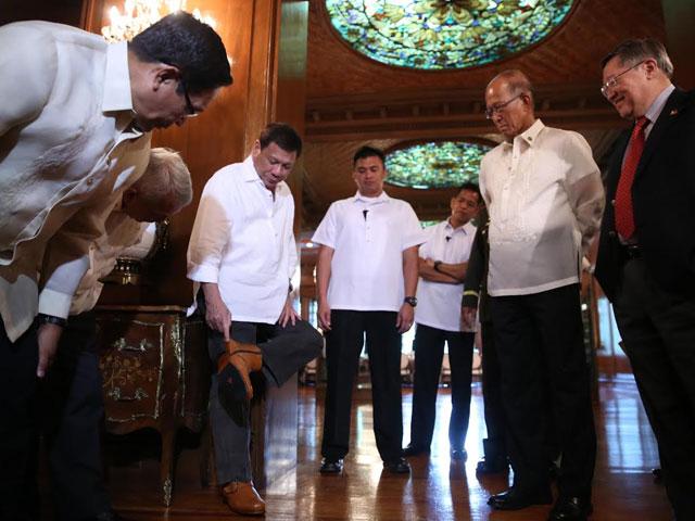 Philippine Star - SHOE RUG ERA IS BACK 😆 Some students wear shoe