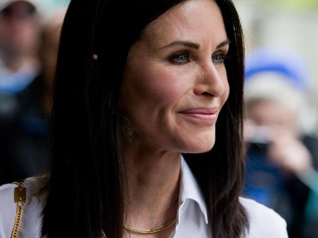 US actress Courteney Cox poses for photographers upon arrival at the Ivor Novello awards in central London, on May 19, 2016. Photo: Justin Tallis / AFP.