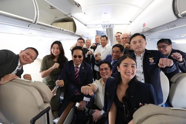 The official delegation poses after landing in Vietnam. Malacañang PPD