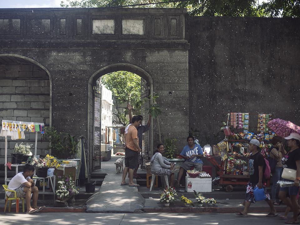 Visitors Pour Into Manila North Cemetery Ahead Of Undas Gma News Online