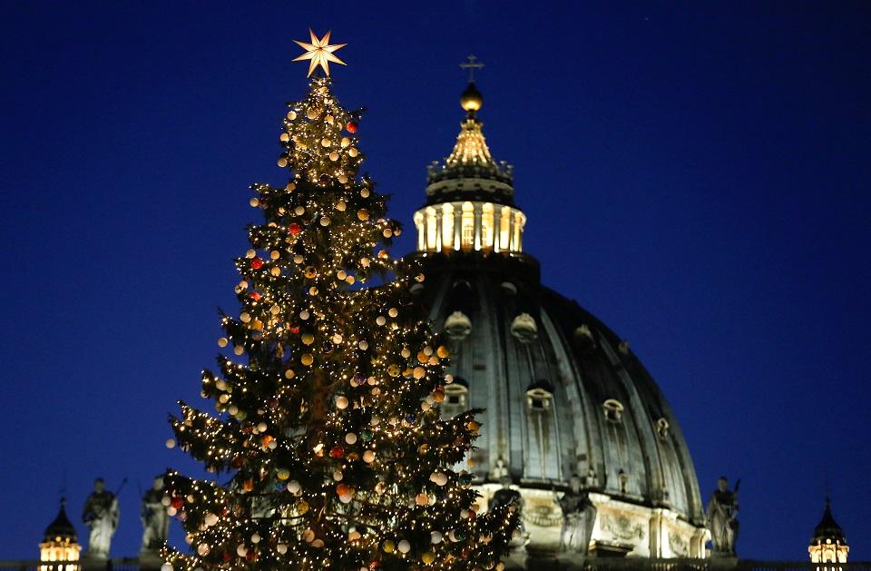 Christmas lights up New York City - Vatican News